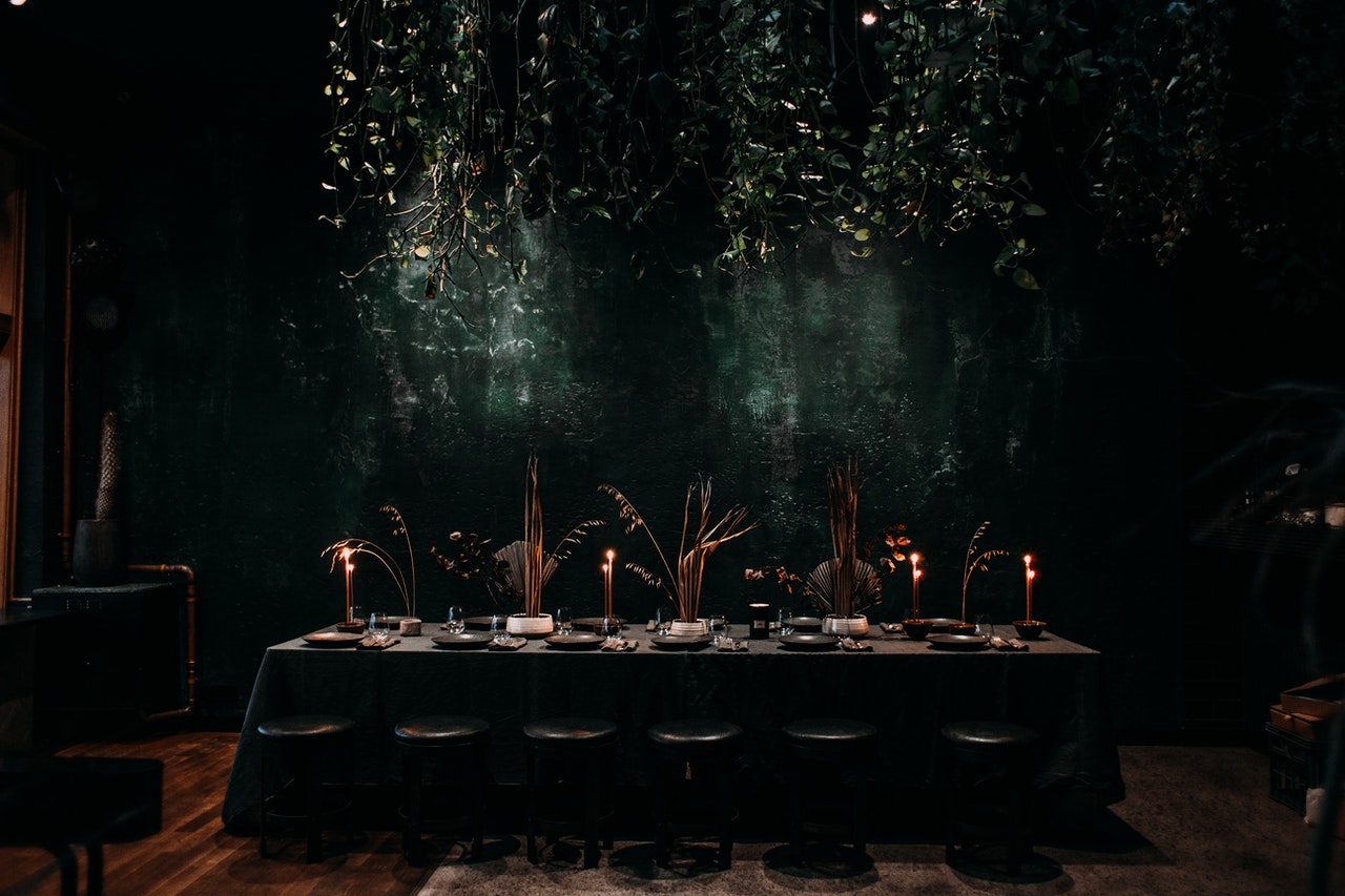 4 Sophisticated Ways to Use Black Table Linens